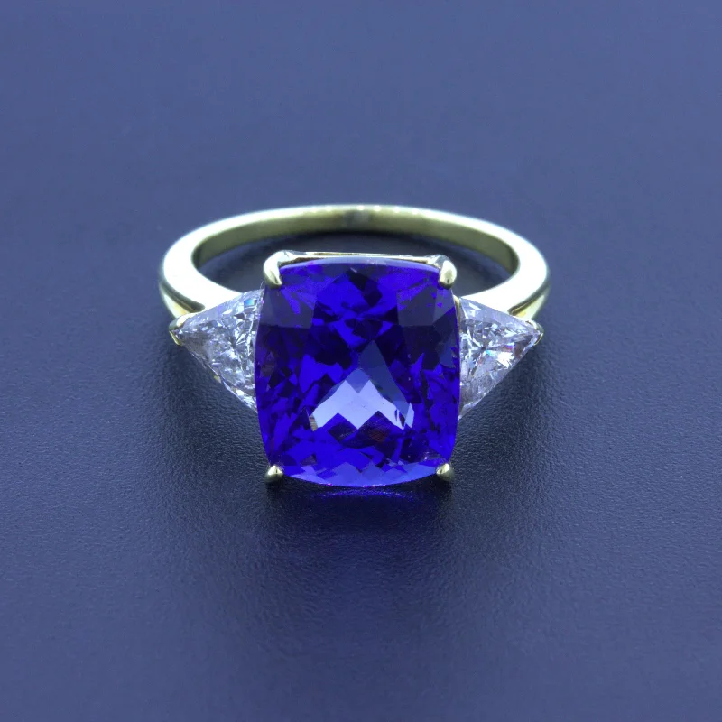 9.80 Carat Tanzanite Diamond 18k Yellow Gold 3-Stone Ring